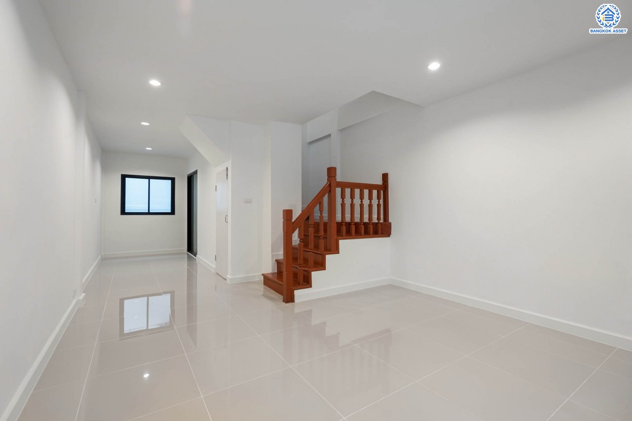 บ้านมือสองตกแต่งใหม่ โครงการ บ้านทอฝัน พิบูลย์สงคราม พร้อมอยู่ เนื้อที่ 16 ตร.ว. ฟังก์ชัน 3 ห้องนอน 2 ห้องน้ำ จอดรถได้ 1 คัน บนสุดยอดทำเล! เชื่อมถนนพิบูลย์สงคราม, วงศ์สว่าง, นครอินทร์ และติวานนท์ ใกล้จุดขึ้นทางด่วนศรีรัช-วงแหวนรอบนอก และรถไฟฟ้า "สถานีแยกติวานนท์"...